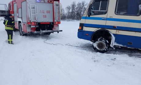 Волноваські рятувальники витягнули рейсовий автобус з кювету: фото