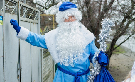 Дед Мороз с подарками навестил семьи мелитопольских атошников: дети радовались, взрослые – плакали