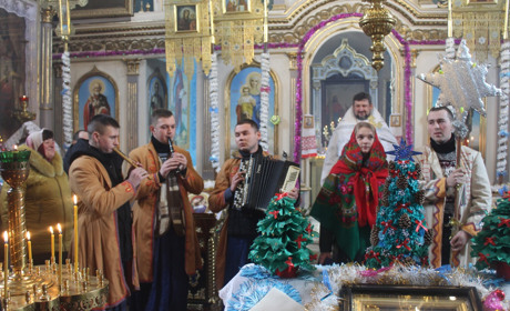 Як святкували Різдво і колядували  у храмі в Барському районі: фото та відео