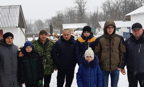 Володимирецькі лісівники привітали на Різдво сім’ї воїнів, які померли, повернувшись з АТО