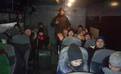 Гвардійці  витягнули автобус з дітьми із снігового замету поблизу Волновахи