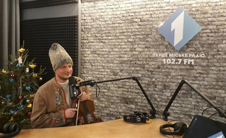 Чортківчанин під акомпанемент скрипки заколядував в одеському McDonald's (ВІДЕО)