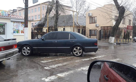 Біляївці обговорюють поведінку автохама. Він припаркувався на пішохідному переході біля школи