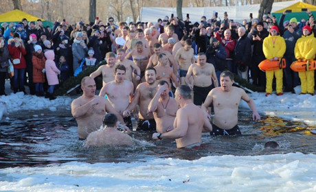 На Водохреще міський голова Чорткова разом із Віталієм Кличком пірнав у Дніпро (ВІДЕО)