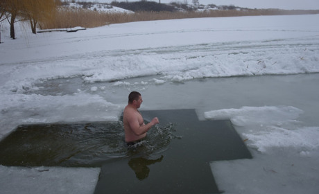 Пірнати в ополонку троїчани приходили сім’ями та разом з друзями 