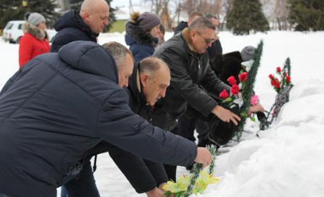 В День визволення Троїцького від загарбників в Другу світову троїчани поклали квіти до Меморіалу 