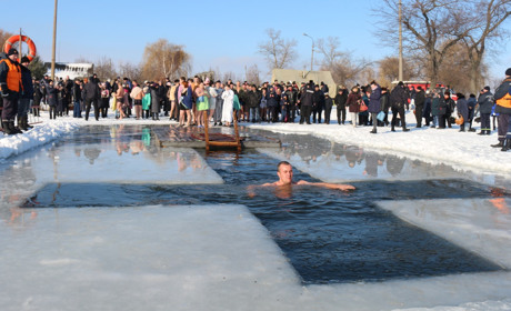У черзі до ополонки стояли старокостянтинівці, аби пірнути у йорданську воду
