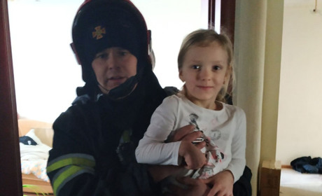 Рятувальники потрапили у квартиру через балкон і врятували дитину