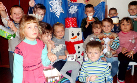Диво-годівничку виготовили менські малюки. Тепер просять за неї проголосувати