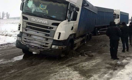Волноваська поліція допомогла витягнути вантажівку, яка не могла виїхати з пастки більше доби