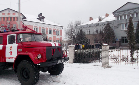 Володимирецькі рятувальники провели навчання у будівлі податкової інспекції