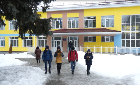 У відремонтованій Волноваській школі №5 пліснявіє підлога 