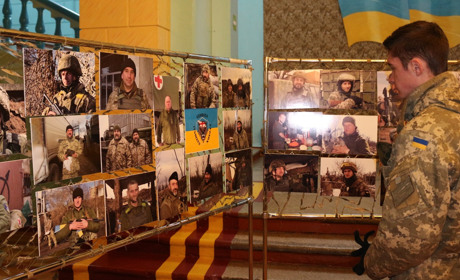 Без фотошопу і постановок: у Будинку офіцерів відкрили фотовиставку «Обличчя захисників з передової»