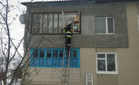 Дворічний хлопчик та немовля опинилися зачиненими самі у квартирі. Їх визволяли пожежники