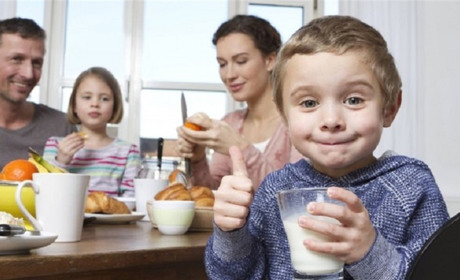 Правда чи ні: 9 найпоширеніших міфів про молоко