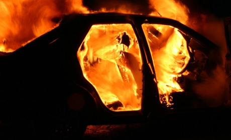 В Торецке неизвестные сожгли автомобиль чиновника городской администрации