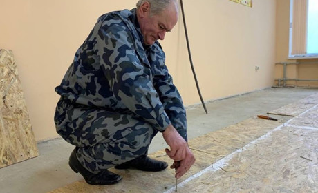 У відремонтованій торік Волноваській школі №5 зривають підлогу  