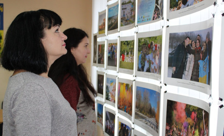 Фотовиставку "Донеччина у фокусі змін" представили у міській адміністраціії Торецька