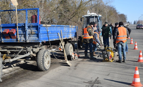 У Чорткові найбільші вибоїни латають холодним асфальтом