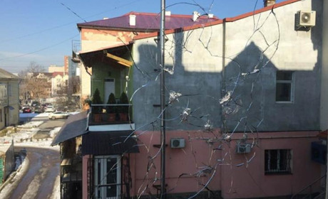 У Калуші стрілок обстріляв радіостудію і мисливським ножем поранив поліцейського