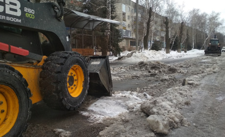 Дороги в Попасной очищают ото льда: видео