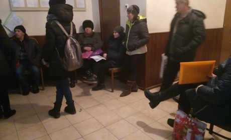"Ну як? — Ніяк". Про що говорять у черзі волноваського РАЦСу