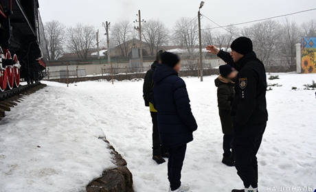 Діти проводили час на даху слизького локомотива у Волновасі