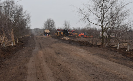 Дорожники ремонтують міст на дорозі Нижні Торгаї-Нижні Сірогози (фото, відео)