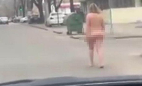В Одесі гола жінка, яка потребувала допомоги, наразилася на глум перехожих. А як би ви реагували
