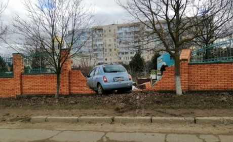 Автоледі з Теплодара в'їхала в паркан місцевого храму. На щастя, окрім паркану, ніхто не постраждав