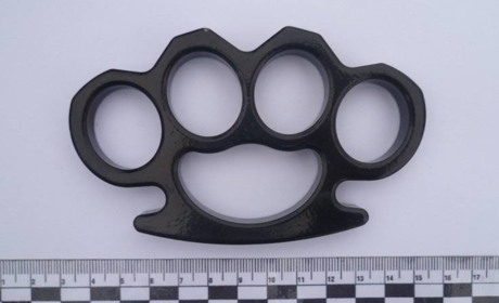 Купил как сувенир: полицейские Торецка изъяли у прохожего кастет