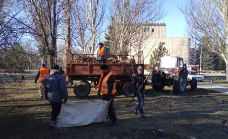 Фотофакт: у Гуляйполі комунальники чепурять місто