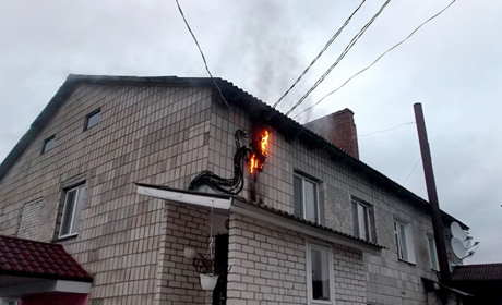 Через пожежу у Володимирці частину селища довелось знеструмити