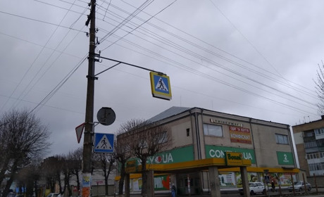 У Старокостянтинові підсвітили знак «Пішохідний перехід»