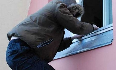 У селі Перелюб Корюківського району 40-річний чернігівець пограбував будинок
