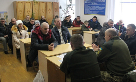 Безробітним пропонували стати контрактниками. Що з цього вийшло