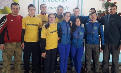 В Першопокровці туристи долали “смугу перешкод”, піднімалися по скалодрому, наводили переправу