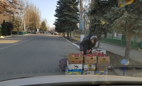Люди обурені: хлопець організував стихійну торгівлю на проїжджій частині у Біляївці