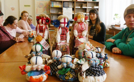 У Мені безробітні жінки ляльок мотали