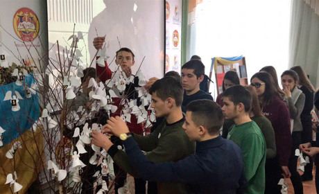 У Політехнічному технікумі розвісили фігурки янголів на згадку про Небесну Сотню
