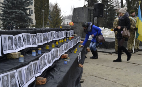 Паперові янголи, мітинг та інсталяція: як у Конотопі відзначили День Героїв Небесної Сотні