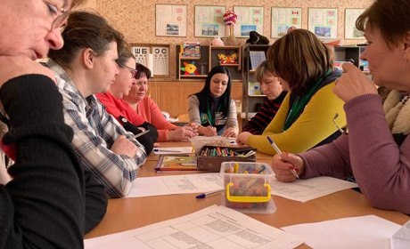 Волноваські фахівці Психологічної кризової служби проводять заняття з місцевим населенням 