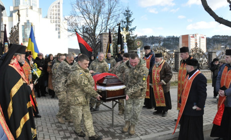 Зустрічати труну із загиблим на Сході солдатом Василем Богоносюком прийшло близько півтисячі людей