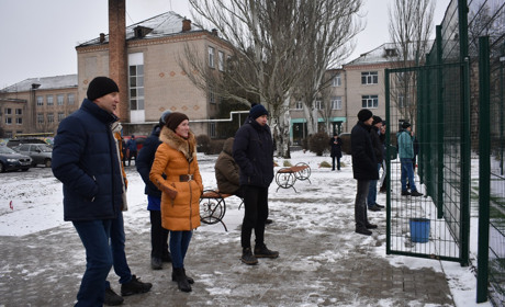 Фото дня: як облаштовували територію Нижньосірогозького спортивного майданчика