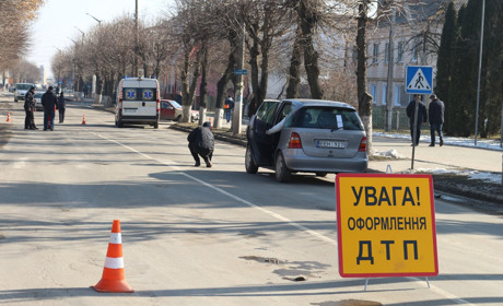 Біля міської ради «швидка» збила жінку