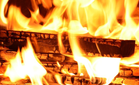 У районі горів будинок