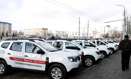 Очільнику троїцького медичного центру  вручили у Сєвєродонецьку ключі від новенької "швидкої"