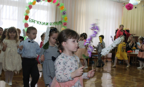 Перші нотки весни: у садочках та школах Старокостянтинова діти вітають мам