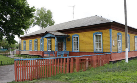 Менська музична школа приймала вітання і подарунки