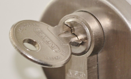 Рятувальники відчинили двері будинку, де знаходилася чотирирічна дитина